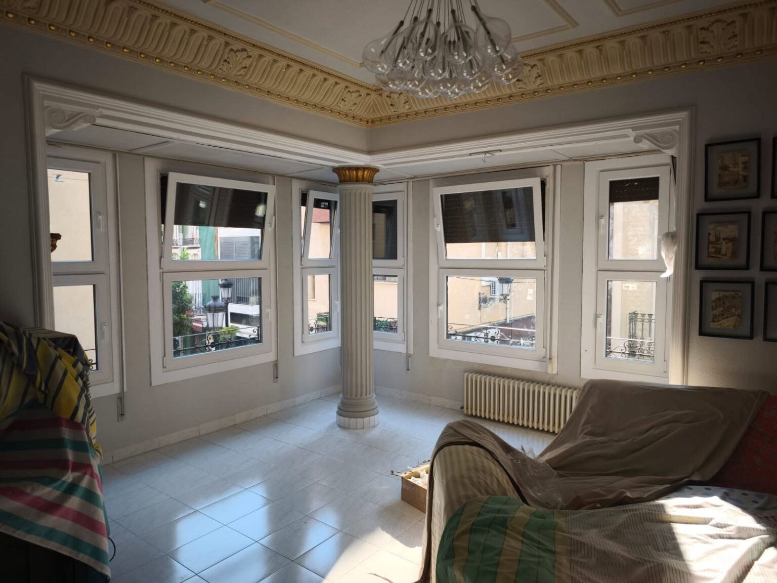 Te ayudamos con un asesoramiento profesional de verdad. En tienda te explicamos diferencias entre ventanas de PVC y ventanas de aluminio, tipos de vidrio, herrajes y sellados.