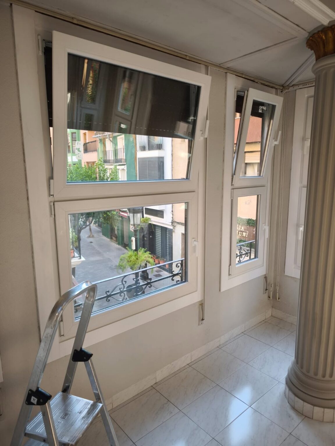 Te ayudamos con un asesoramiento profesional de verdad. En tienda te explicamos diferencias entre ventanas de PVC y ventanas de aluminio, tipos de vidrio, herrajes y sellados.