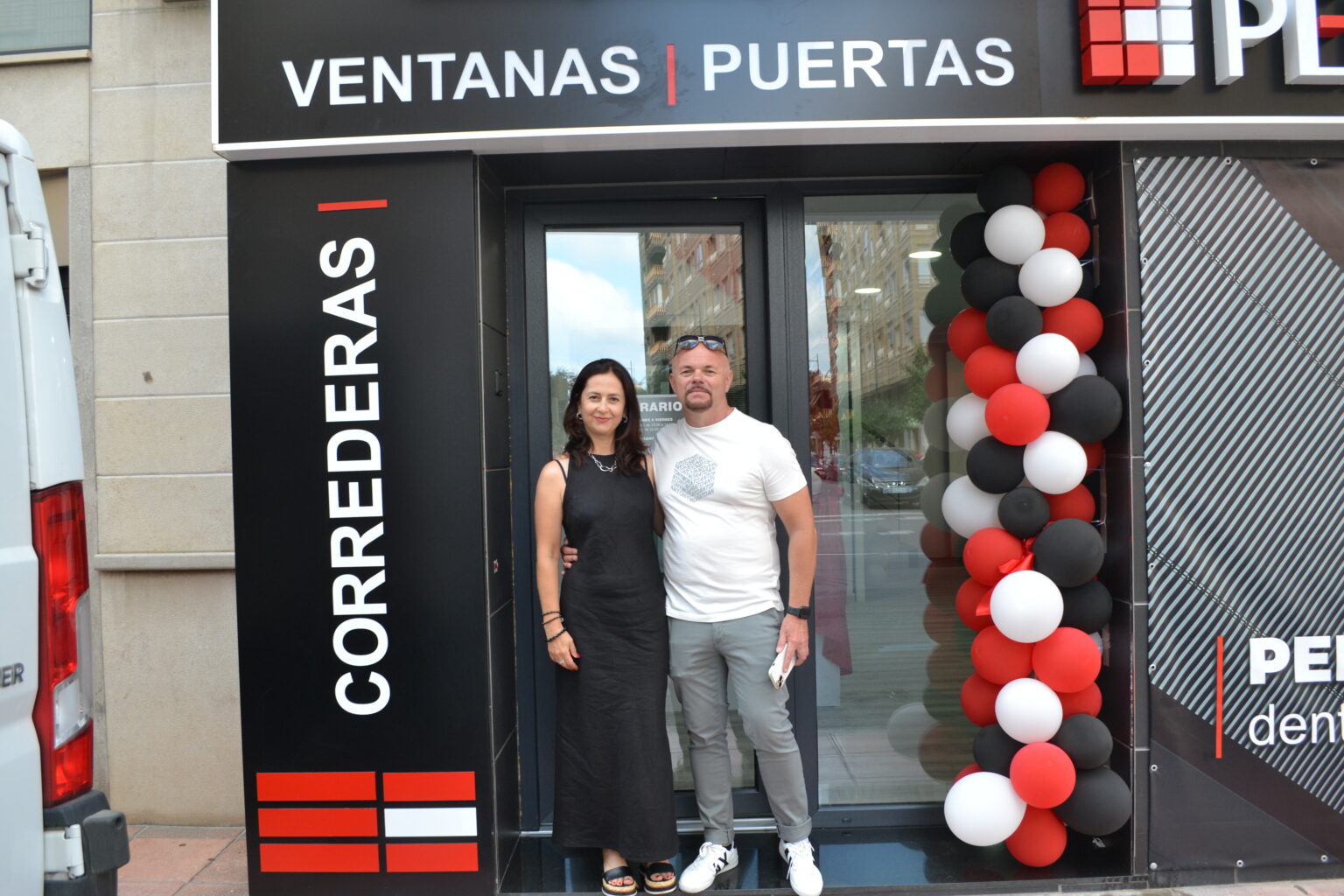 Llevamos 5 años afinando cada detalle en la fabricación y venta de ventanas de PVC y aluminio, además de puertas de PVC y puertas de entrada.