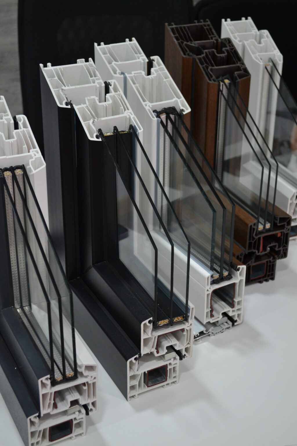 Te ayudamos con un asesoramiento profesional de verdad. En tienda te explicamos diferencias entre ventanas de PVC y ventanas de aluminio, tipos de vidrio, herrajes y sellados.