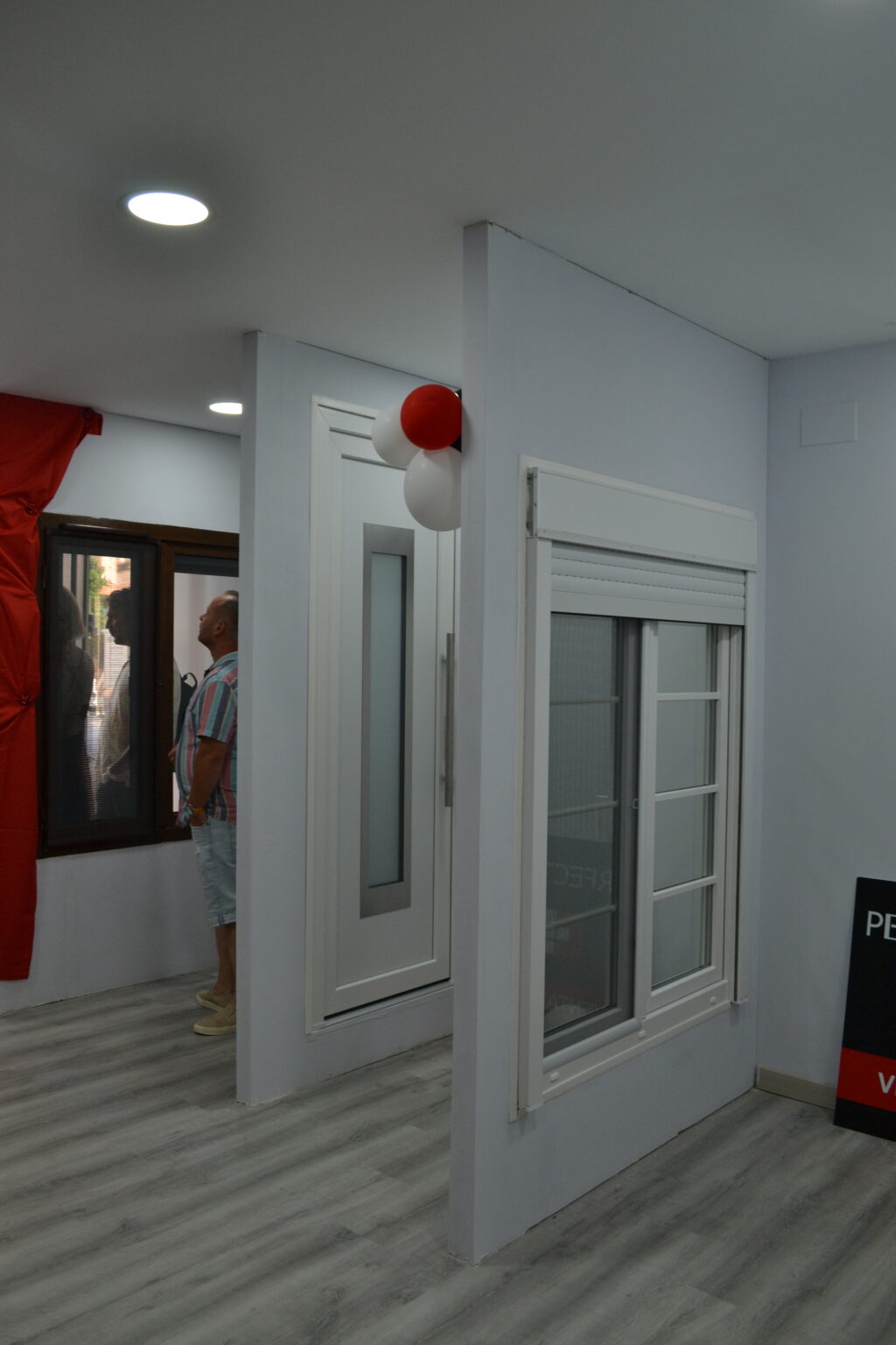 Te ayudamos a decidir entre opciones acorazadas, paneladas, con control de accesos y acabados que resisten uso comercial. Si lo necesitas, coordinamos la instalación para rematar en plazos y con el nivel de detalle que esperas.