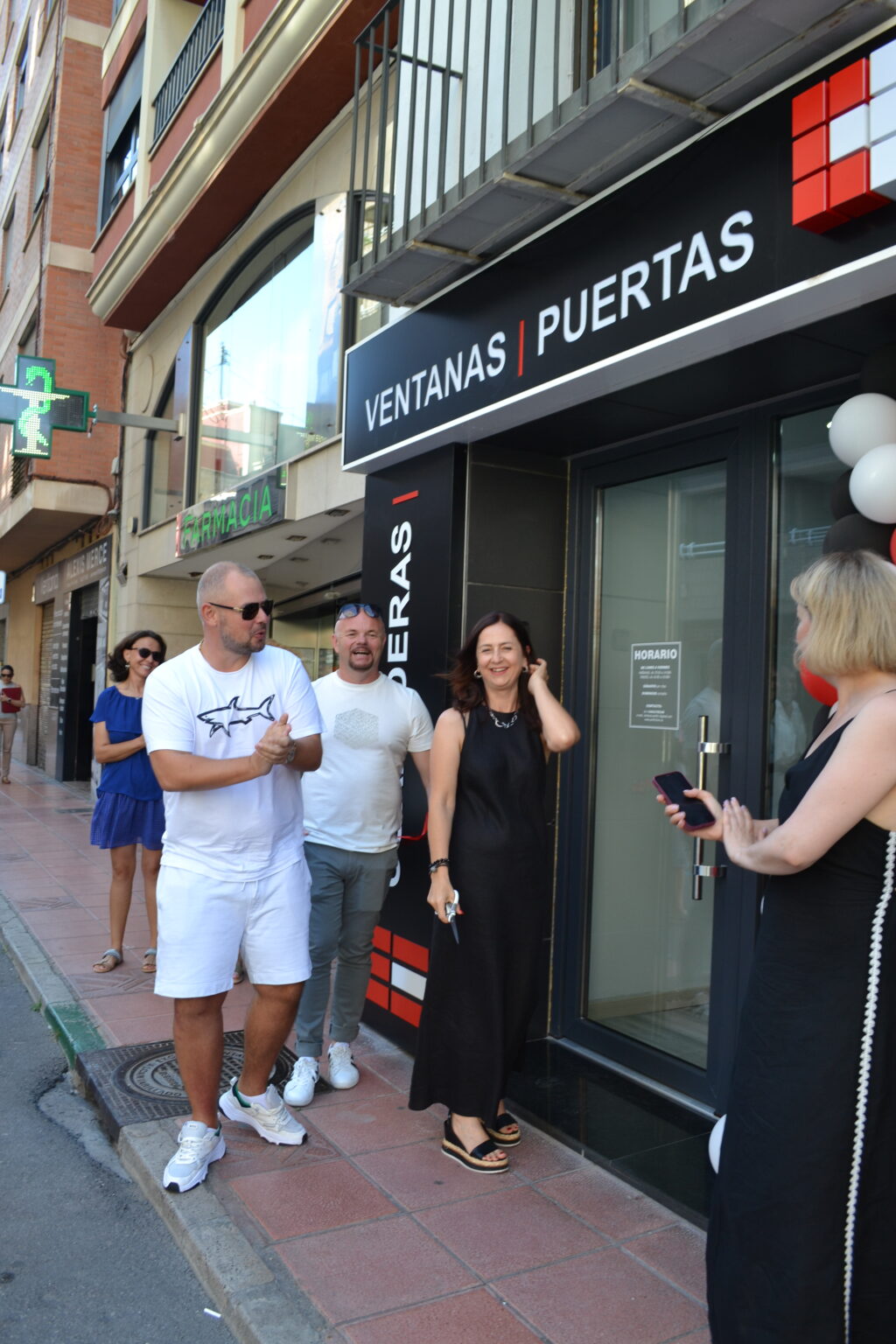 Llevamos 5 años afinando cada detalle en la fabricación y venta de ventanas de PVC y aluminio, además de puertas de PVC y puertas de entrada.