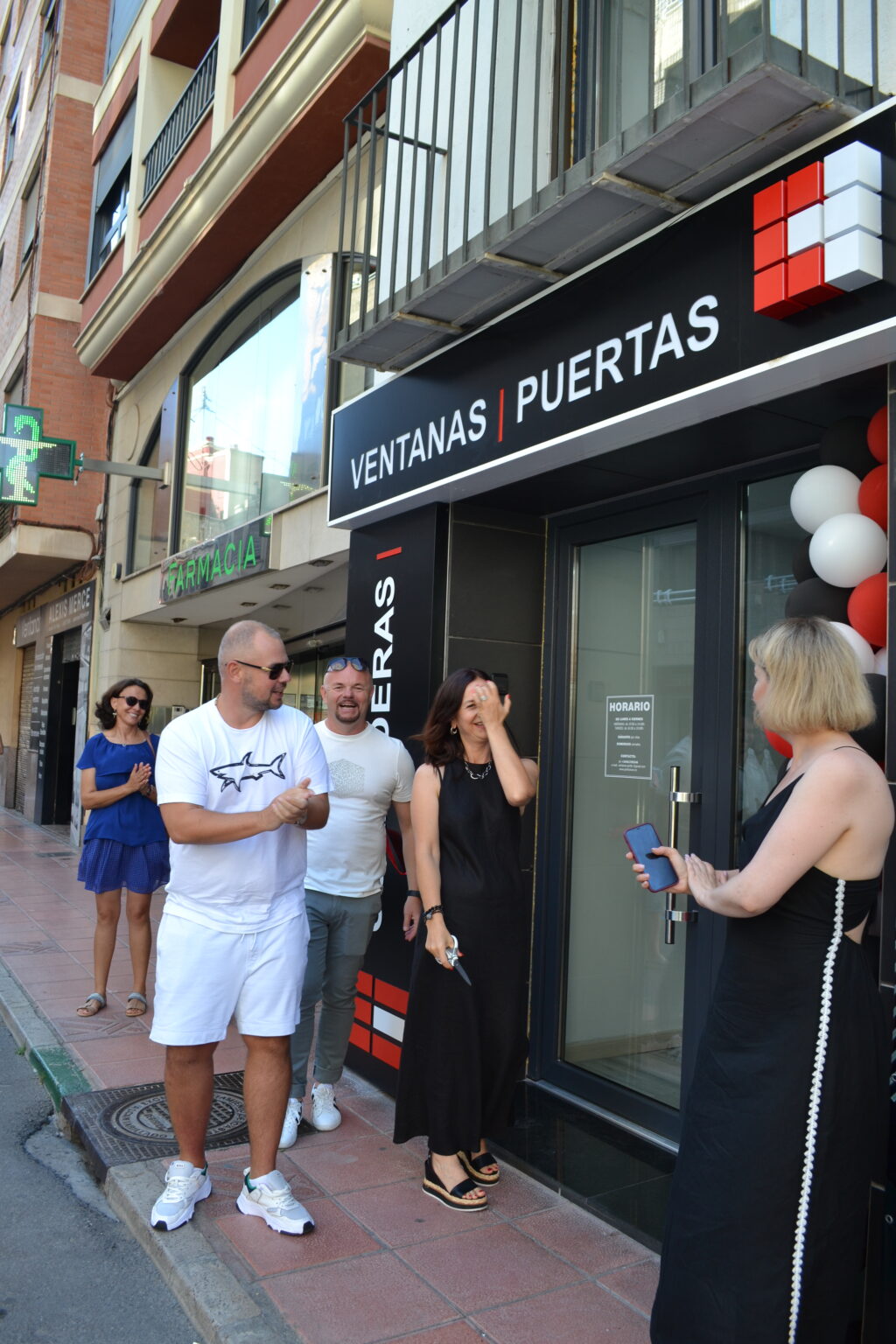 Llevamos 5 años afinando cada detalle en la fabricación y venta de ventanas de PVC y aluminio, además de puertas de PVC y puertas de entrada.
