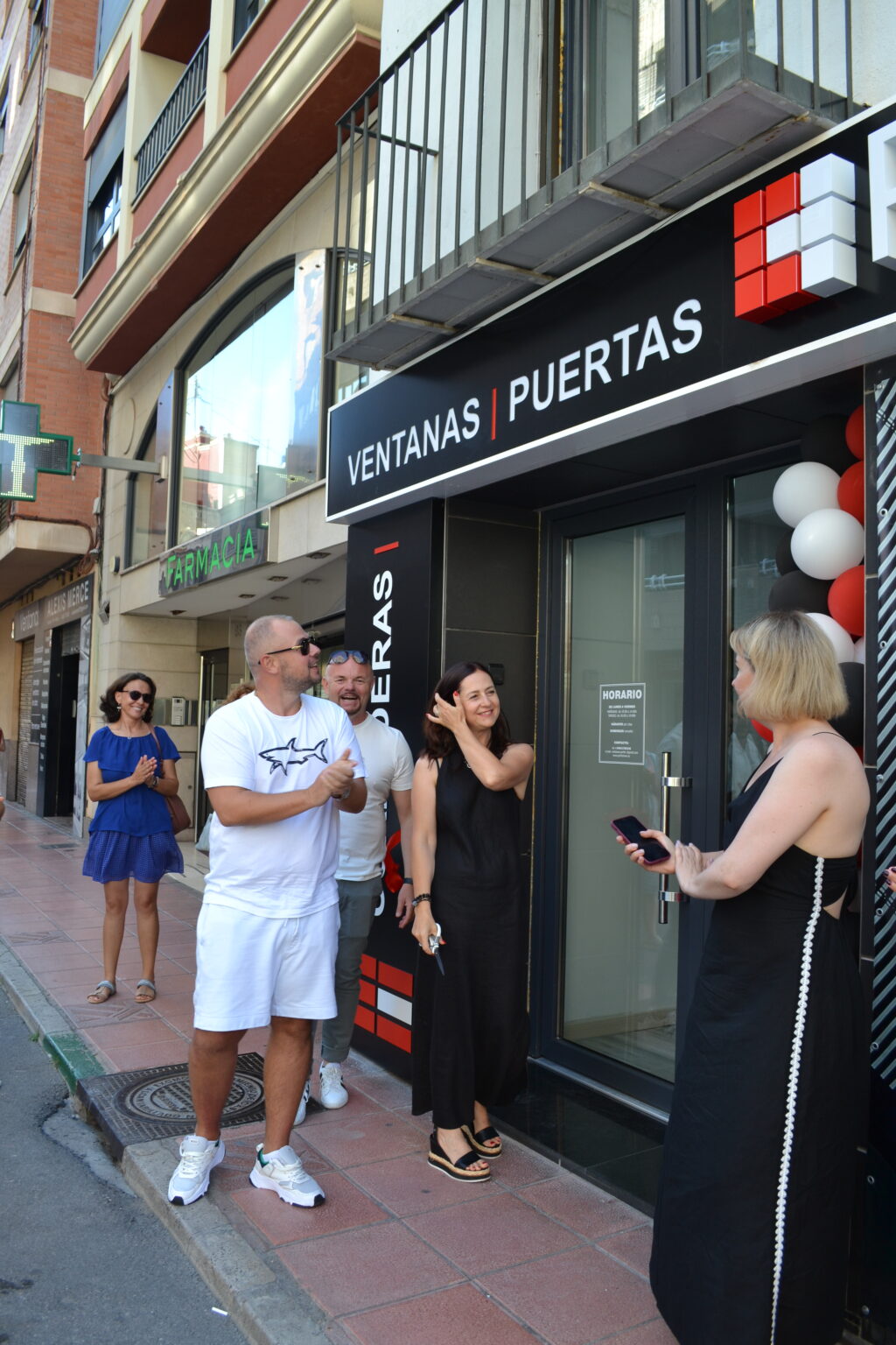 Llevamos 5 años afinando cada detalle en la fabricación y venta de ventanas de PVC y aluminio, además de puertas de PVC y puertas de entrada.