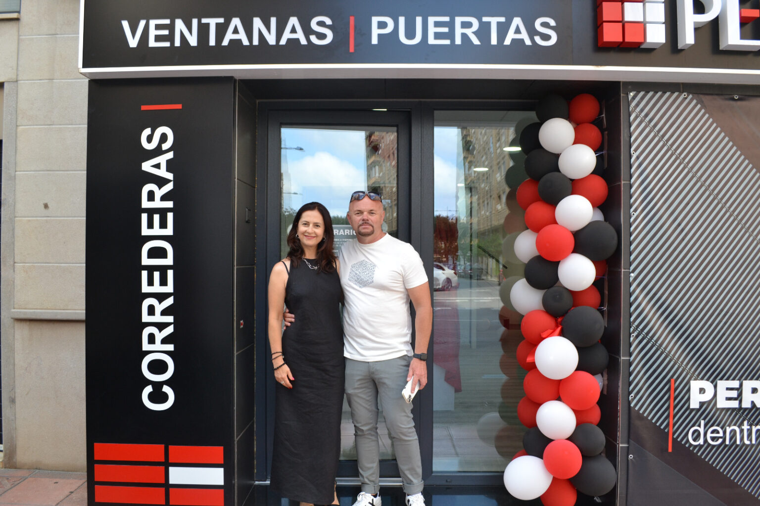 Llevamos 5 años afinando cada detalle en la fabricación y venta de ventanas de PVC y aluminio, además de puertas de PVC y puertas de entrada.