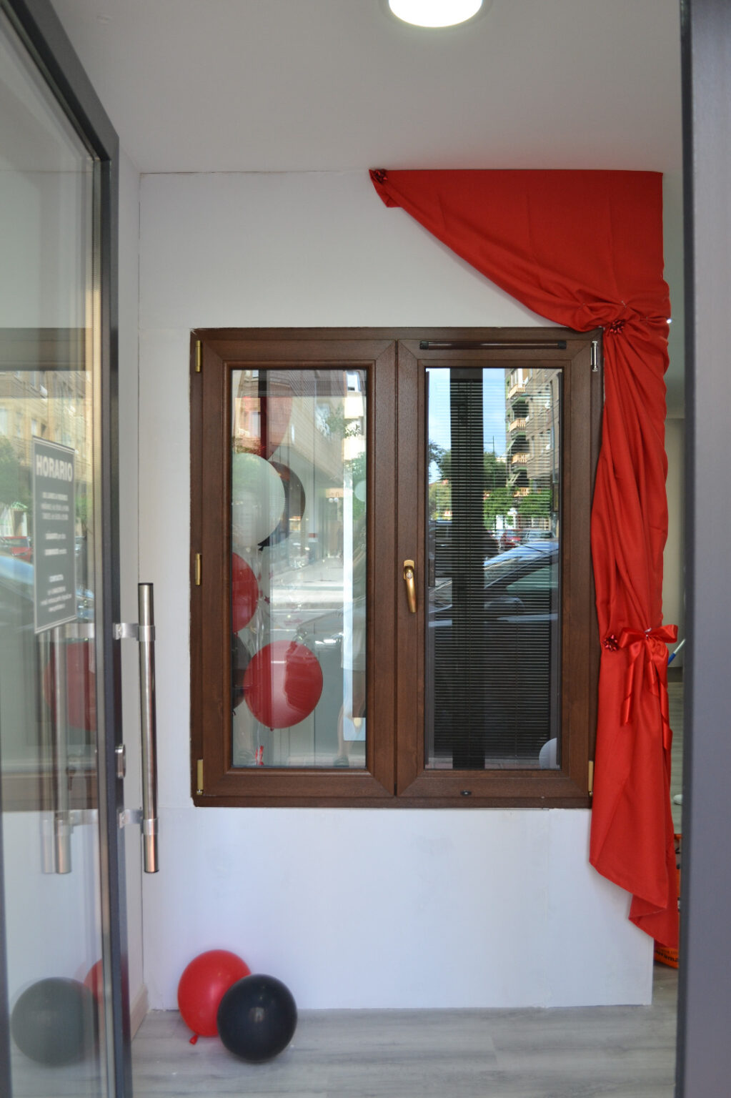 Te ayudamos con un asesoramiento profesional de verdad. En tienda te explicamos diferencias entre ventanas de PVC y ventanas de aluminio, tipos de vidrio, herrajes y sellados.